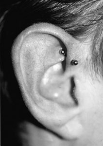 red-tattoo-piercing-cartilago1