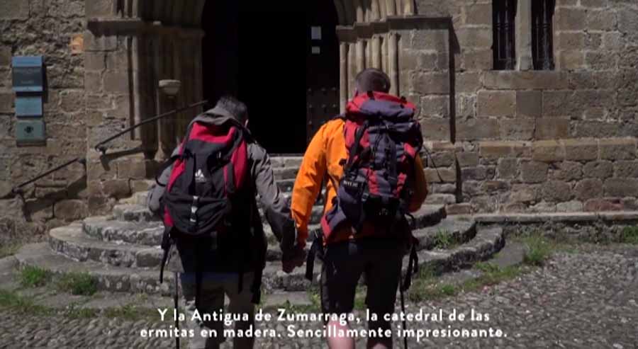 La otra Guipúzcoa que rompe clichés: Una pareja gay promocionando el turismo religioso vasco