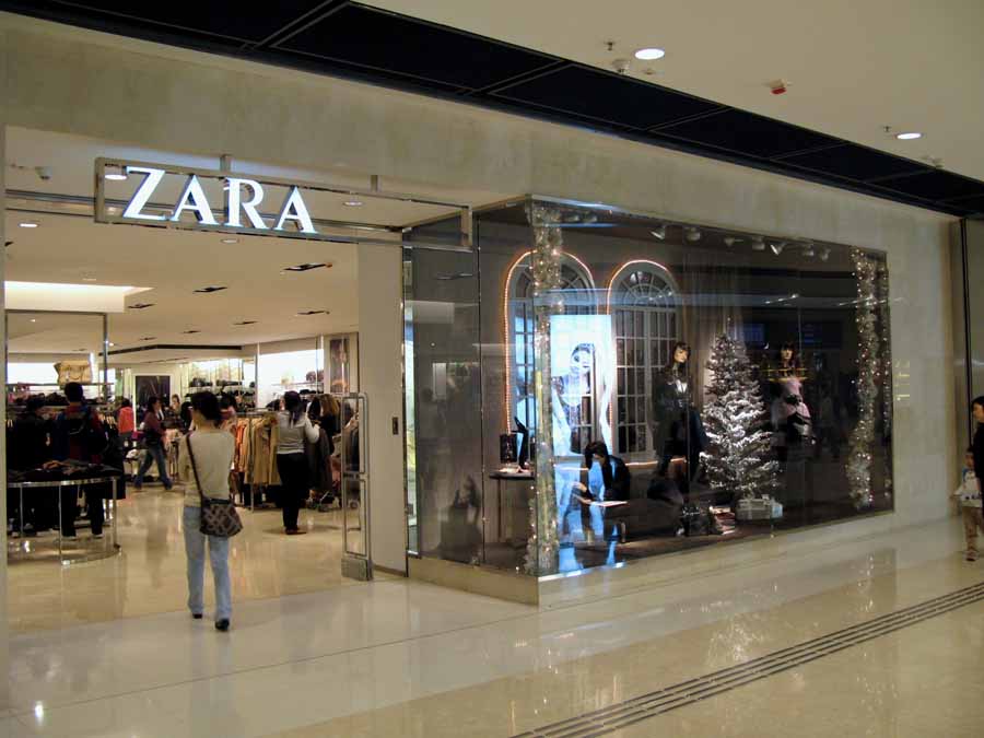 Refugiados LGBT sirios expulsados de una tienda de Zara después de sufrir un ataque de odio por un musulmán