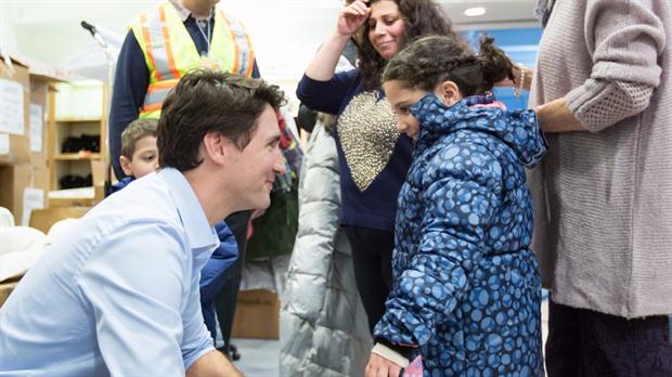 Trudeau recibiendo refugiados sirios