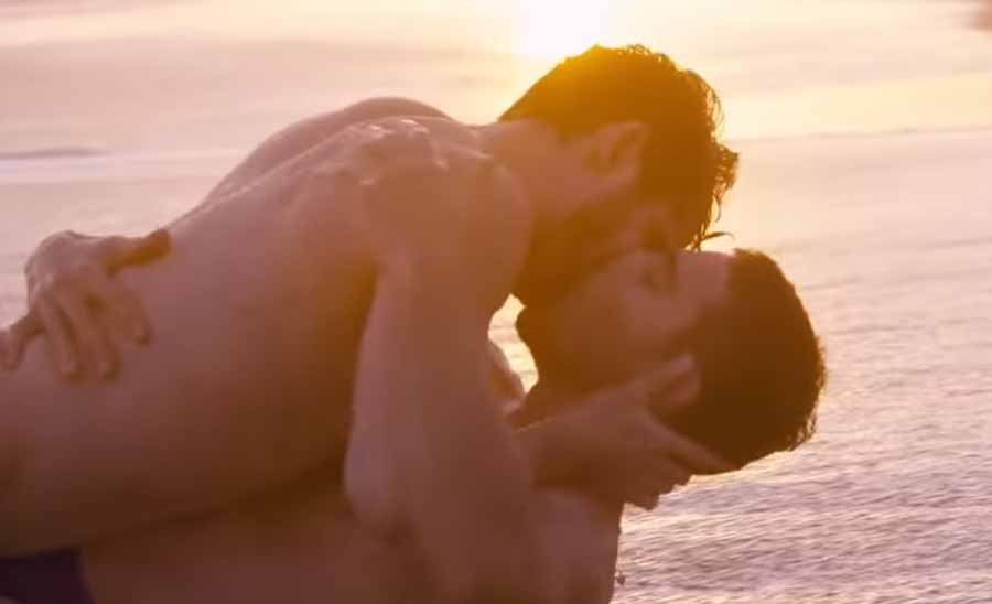 La tórrida escena gay de Miguel Ángel Silvestre en tanga en la playa en 'Sense8'