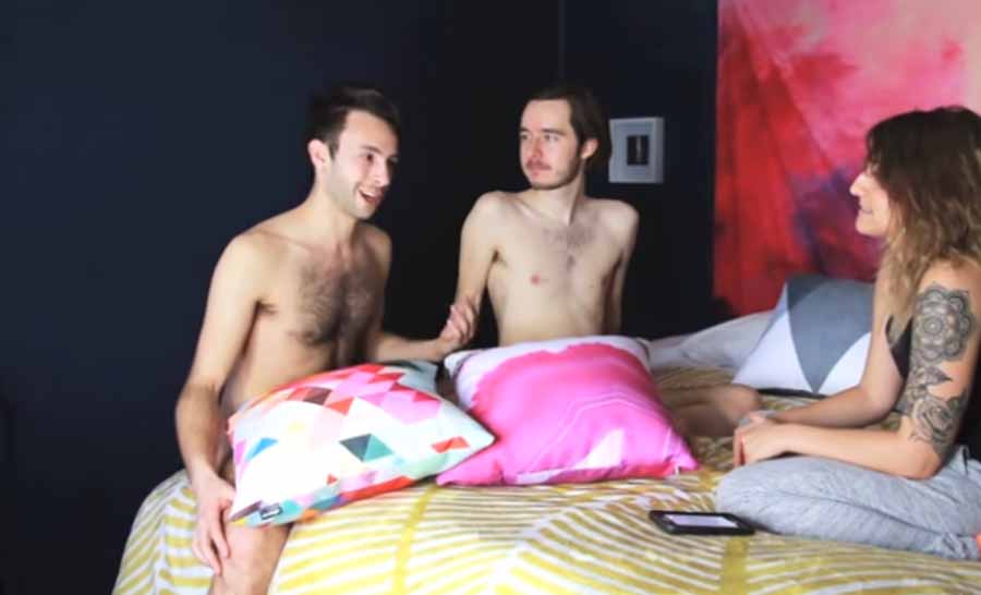 Famosa vloggera lesbiana desnuda a una pareja gay para desmitificar los penes circuncidados
