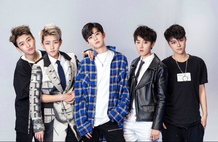 Acrush, la boy band más famosa de China está compuesta por 5 chicas andróginas