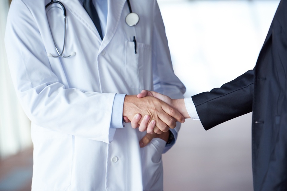 doctor-handshake-with-a-patient-at-doctors-bright-modern-office-in-hospital