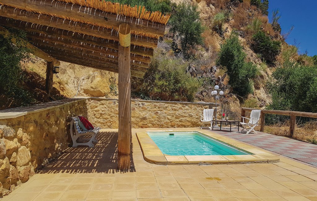 eac311_pool_03