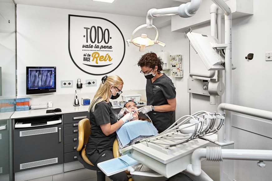 equipo-de-rob-dental-trabajando-con-pacientes