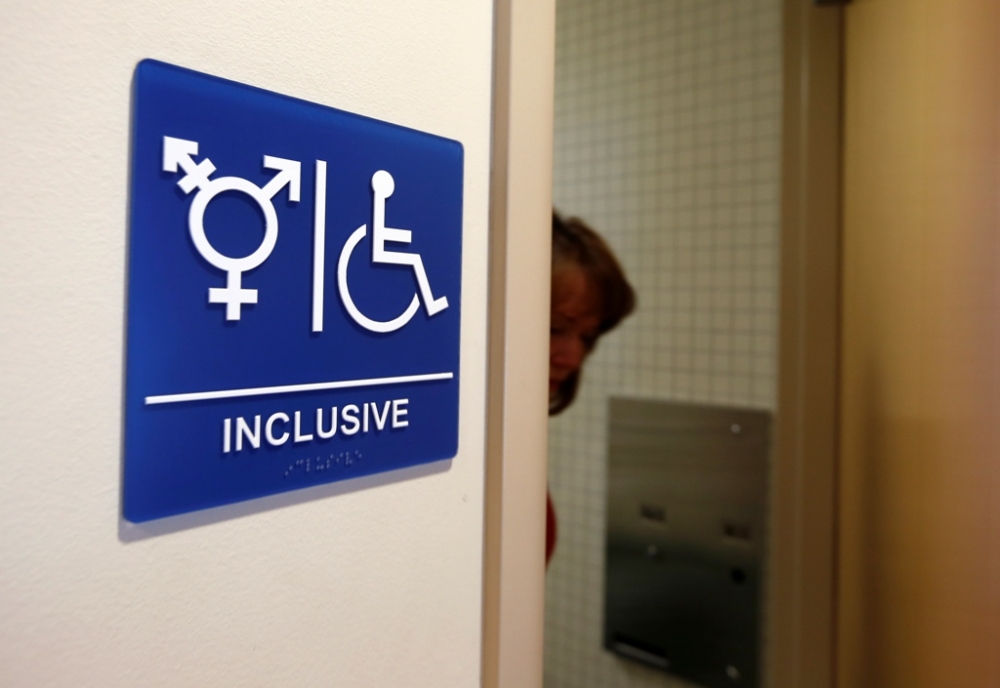 Los estudiantes se niegan a compartir baños con transexuales