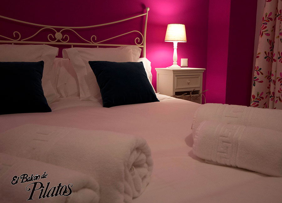 habitacion-doble-2-balcon-pilatos-estancias-rurales-segovia