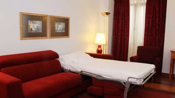 habitacion-familiar-sofa-1-cama_hotelcondeduque_-600&#215;338