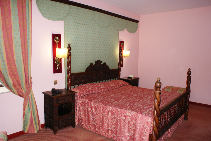 hotel-monasterio-san-miguel-cadiz-02-habitacion