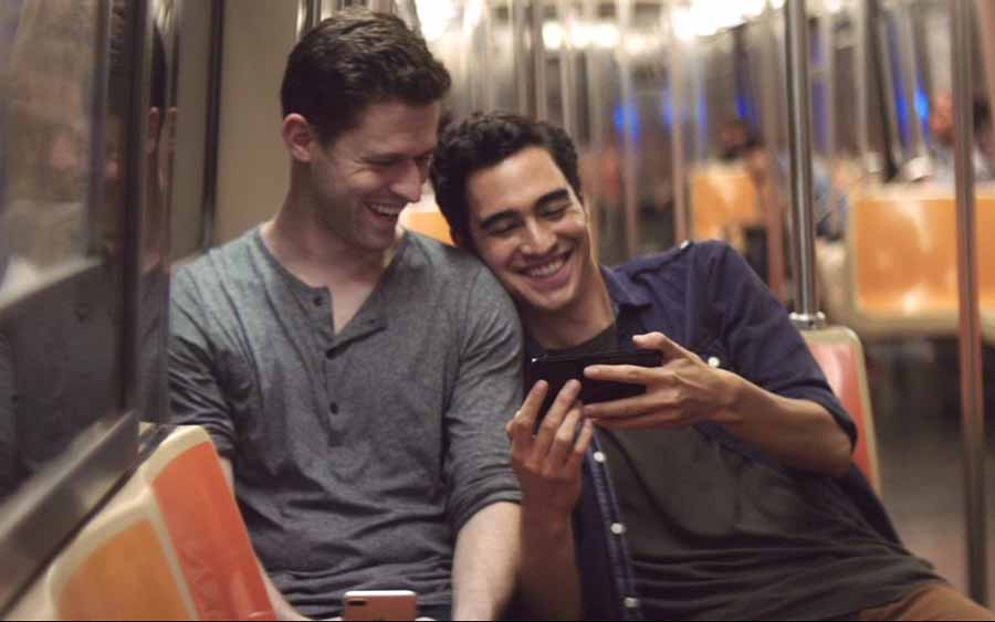 Apple celebra la diversidad con una adorable pareja gay en el lanzamiento de su nuevo iPhone 7