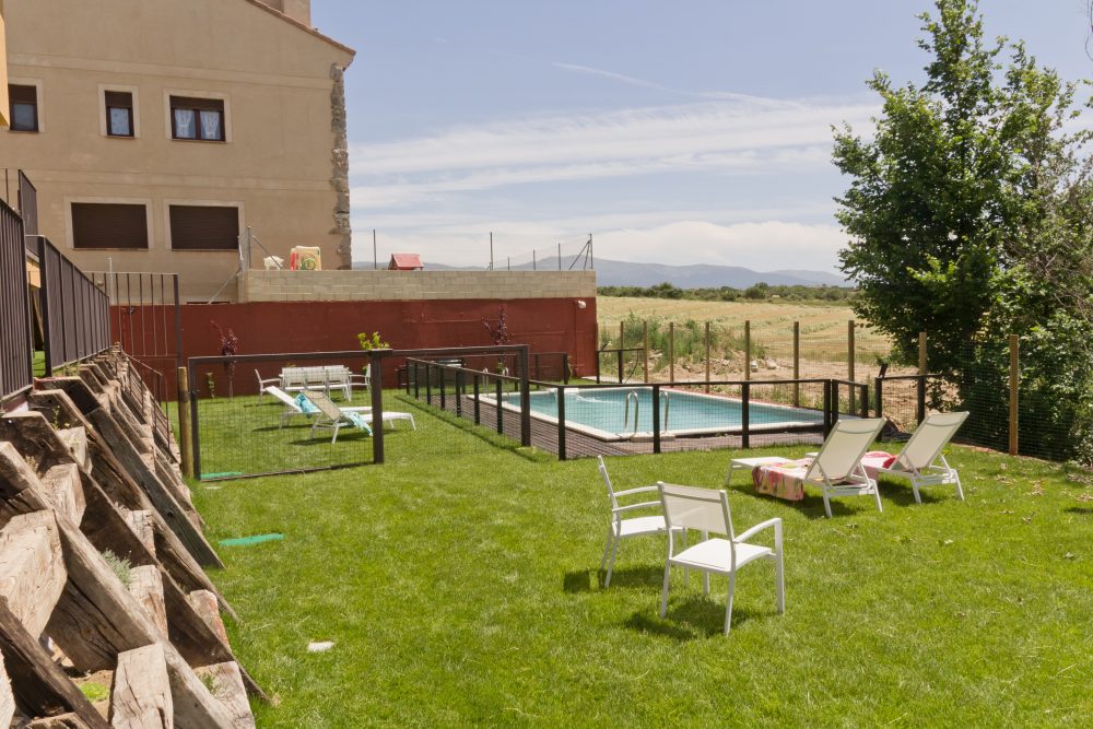 jardin-y-picina-compartida-casas-rurales-miradiez-espirdo-segovia-1000x667