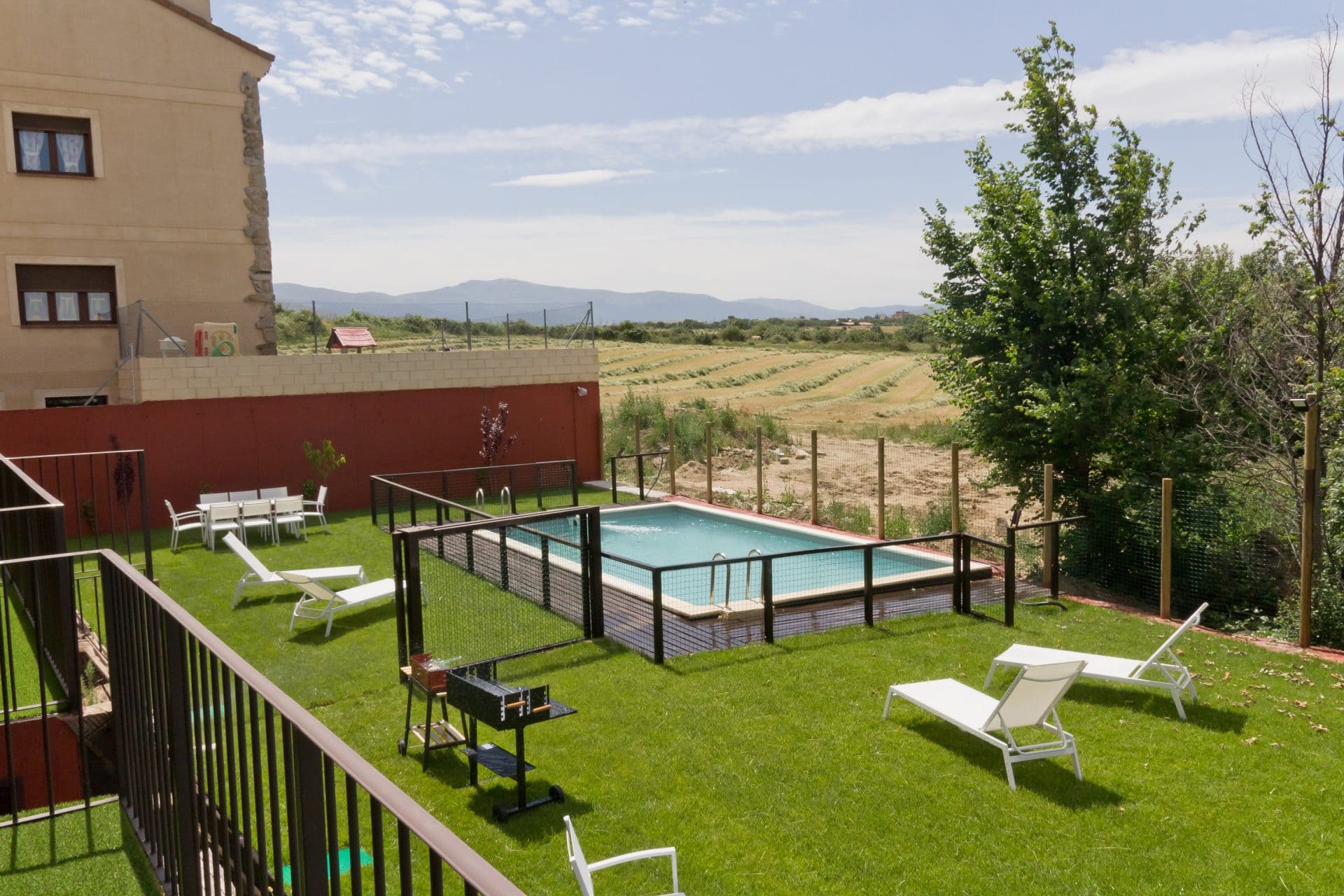 jardin-y-picina-exclusiva-alquiler-integro-casas-rurales-miradiez-espirdo-segovia