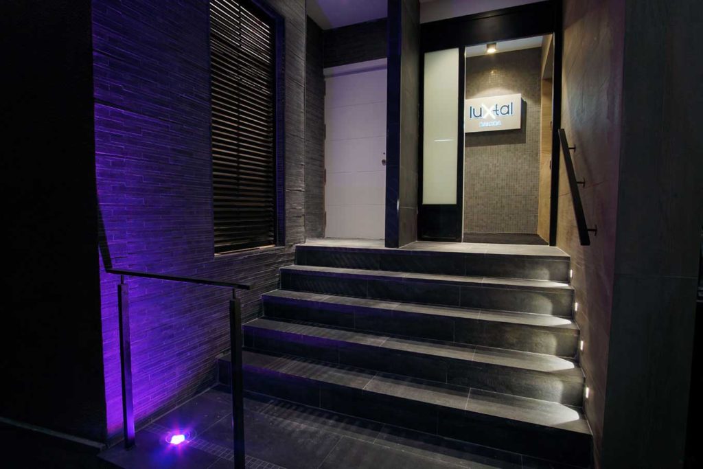 love-hotel-madrid-habitaciones-por-horas-madrid-luxtal-entrada