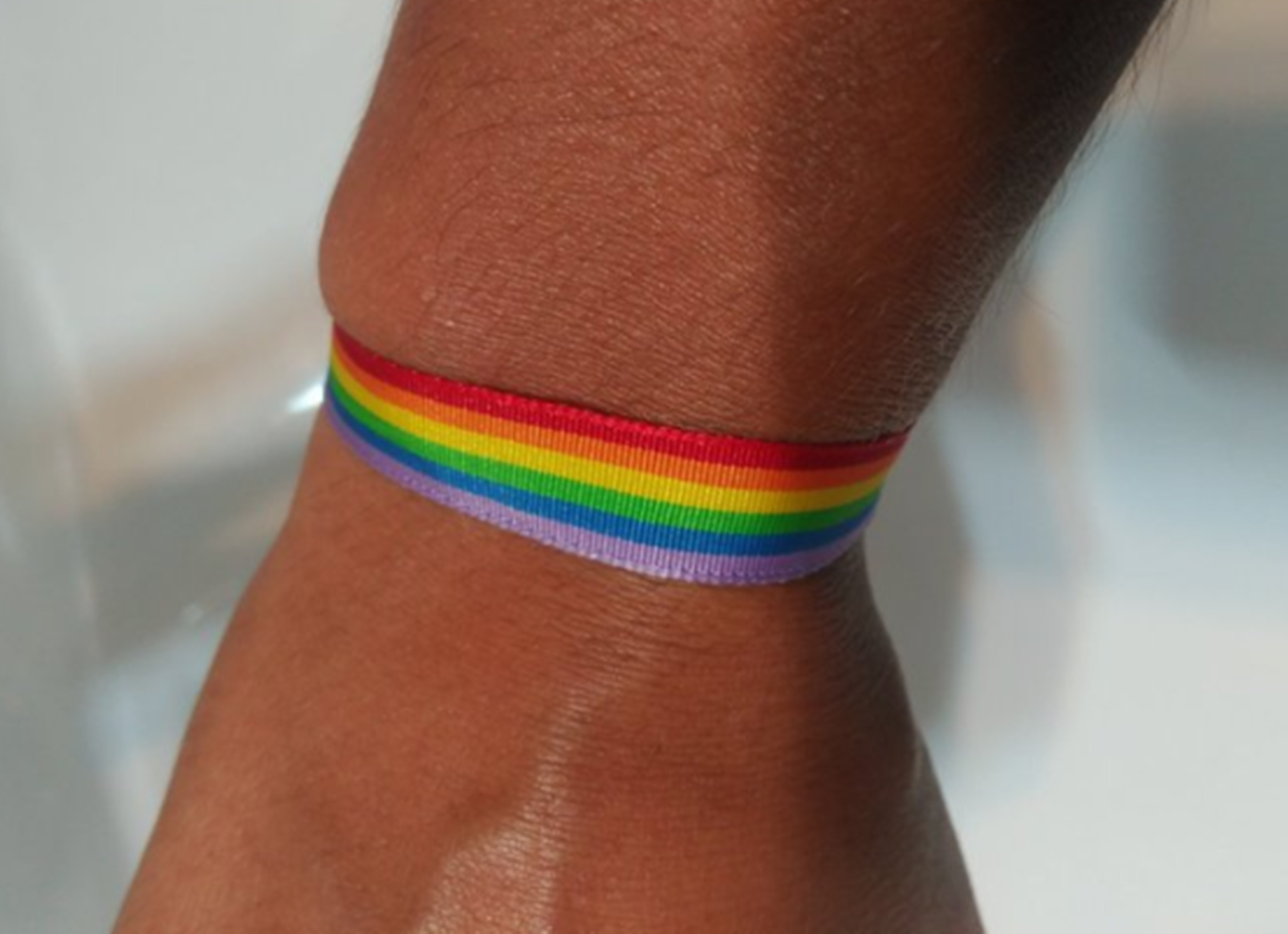 Víctima de un ataque homófobo por llevar una pulsera de arcoíris