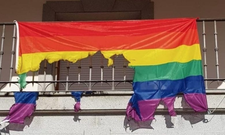 Queman la bandera LGTBI del Ayuntamiento de Toledo.