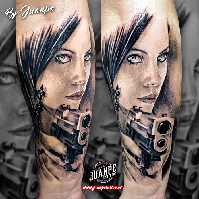 tatuaje-realista-chica-pistola-juanpetattoo