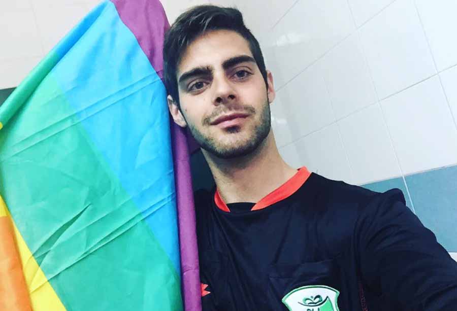 Renuncia el primer árbitro abiertamente gay de España "quemado y cansado" por tanta homofobia