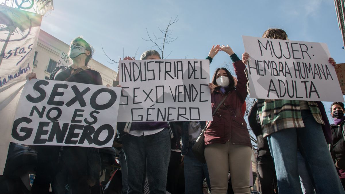 Feministas se concentran frente a Igualdad en contra de las Leyes Trans y LGTBI