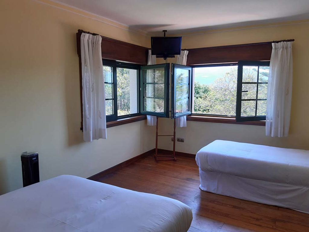 Habitacion-para-dos-del-hotel-punta-uia-en-esteiro-a-coruna-11