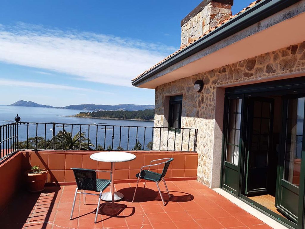 Terraza-con-mesa-del-hotel-punta-uia-en-esteiro-a-coruna-02