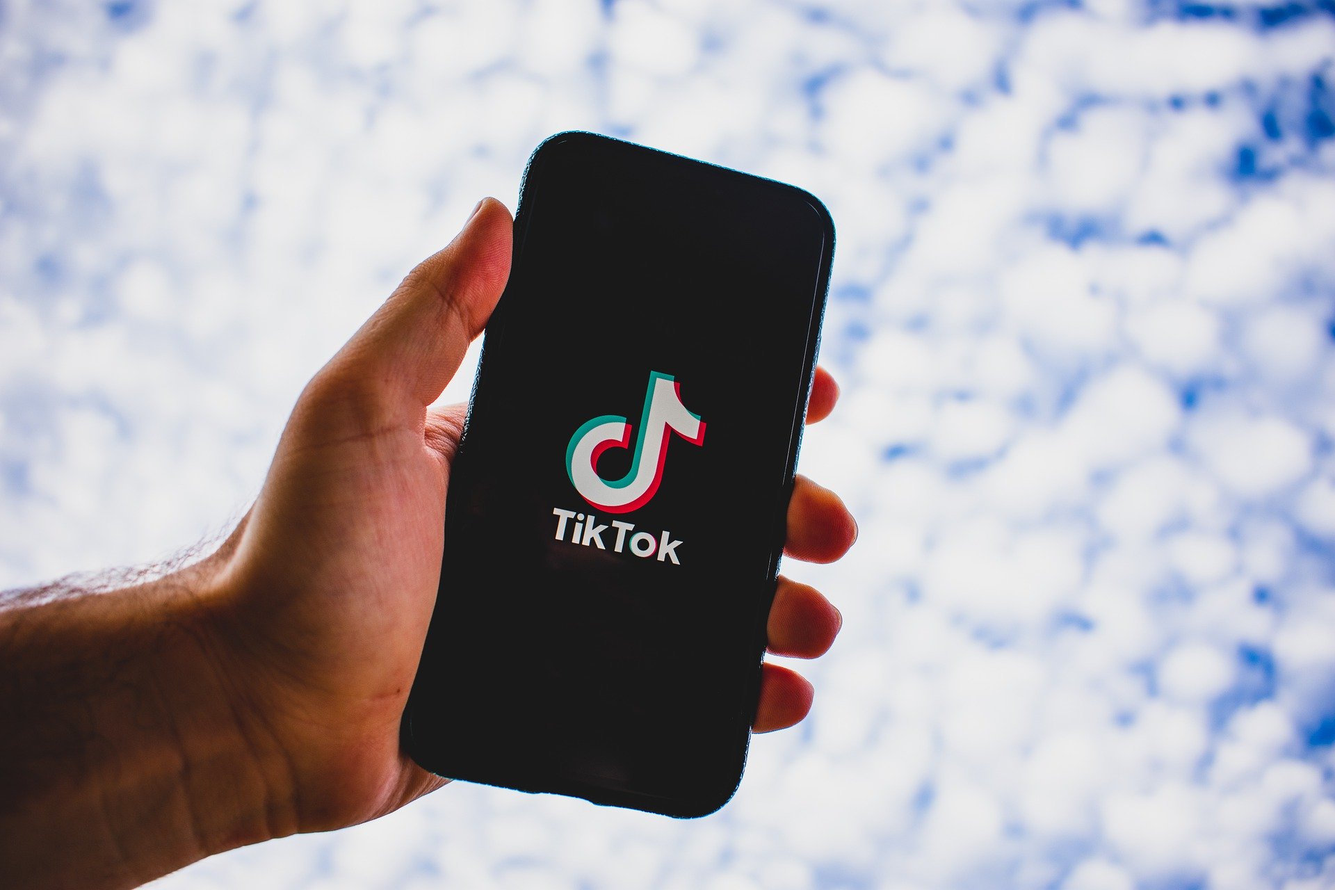 Rusia multa a la plataforma TikTok por "propaganda" feminista y LGTBI