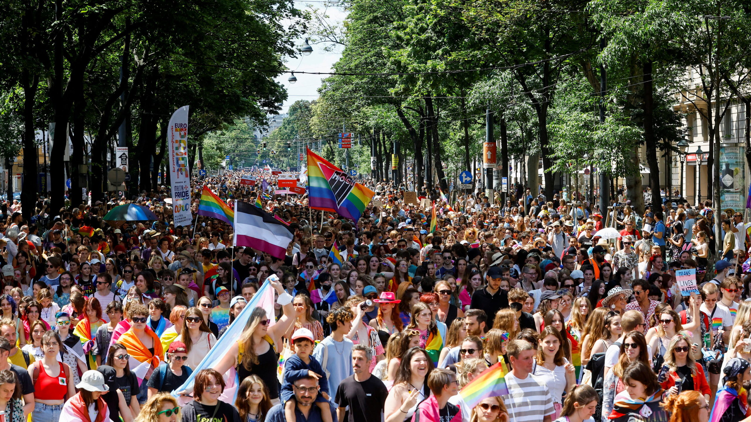 Un millar de personas retan al gobierno serbio desfilando por los derechos LGTBI