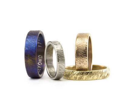 alianza-de-boda-artesanales-con-texturas-en-titanio-oro-amarillo-oro-blanco-con-una-textura-original-Antuña Joyería Artística de Autor