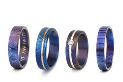 alianza-de-boda-azules-de-titanio-anodizado-combinado-con-otros-materiales-alianzas-realizadas-artesanalmente-Antuña Joyería Artística de Autor