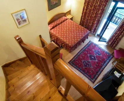 habitacion-duplex-cama-escaleras-madera-andorra-massana-hotel-rutllan