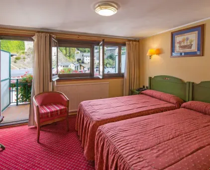 habitacion-triple-silla-camas-hotel-rutllan-massana-andorra