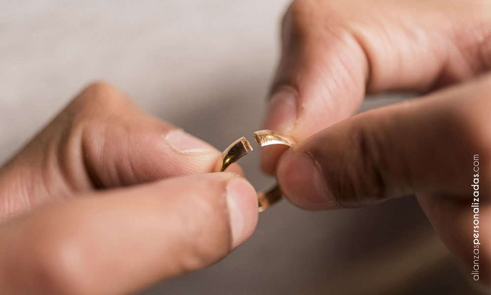 Si compráis los anillos en Joyería Únicas, os beneficiaréis de un seguro anti-rotura para vuestras alianzas de boda