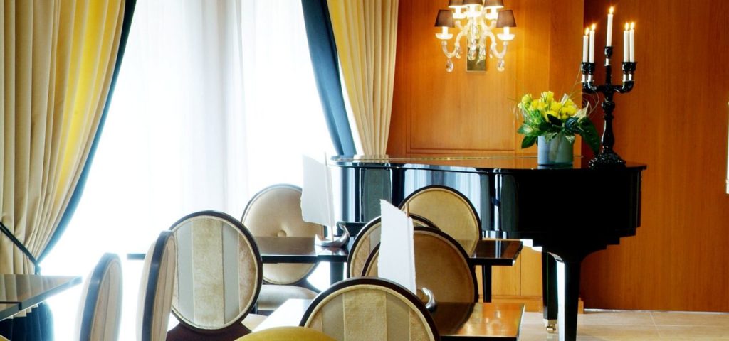 piano en la sala hall-hotel moliceiro