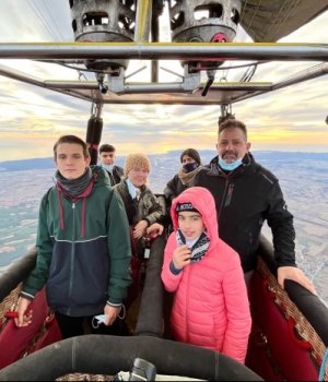 uploads_images_entradas_vuelo-en-globo-emporda-viaje-en-globo-familiar_300x350_c_familia-dalt-globu-ml2