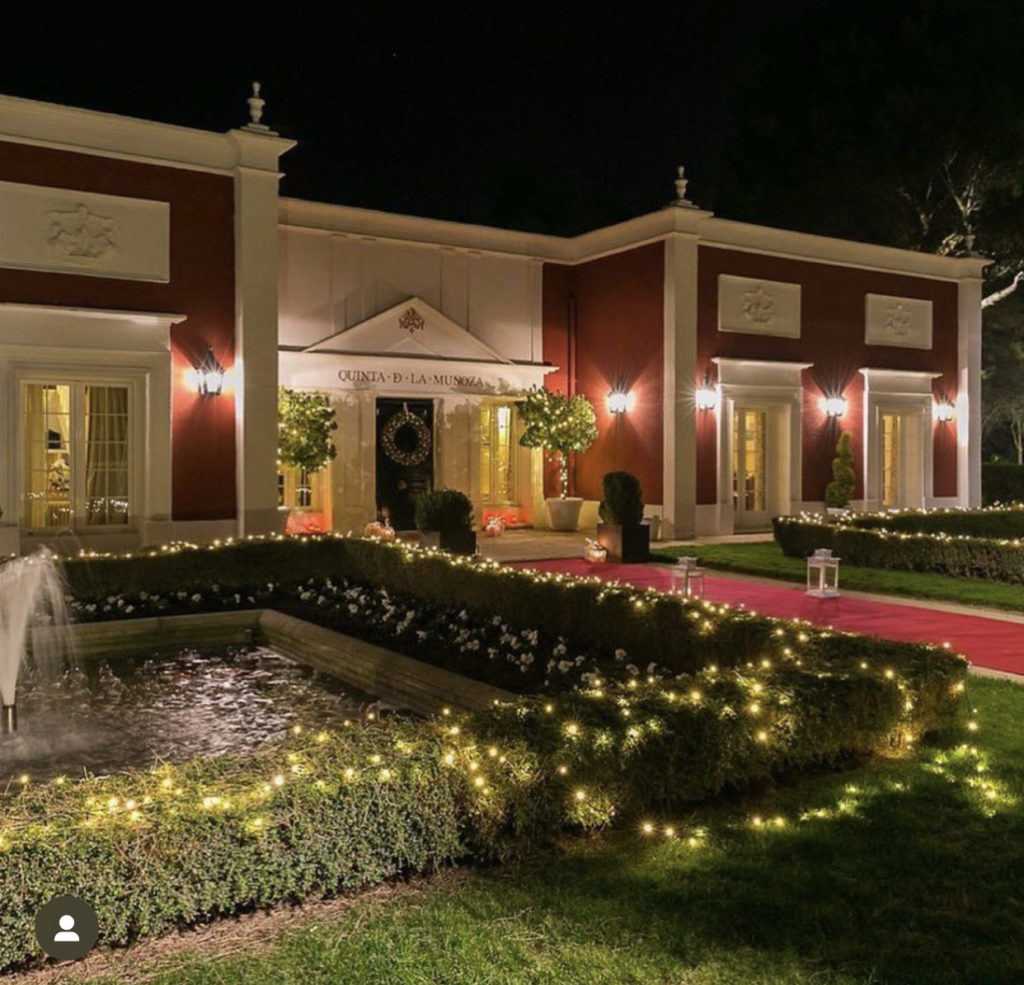 Fachada de noche