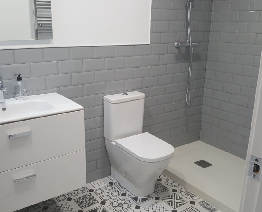 reformas baños provencals blanco-amg integral