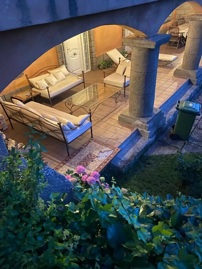 casa-aurora-bencar-porche-jardin-vista-nocturna-768&#215;1024.jpeg