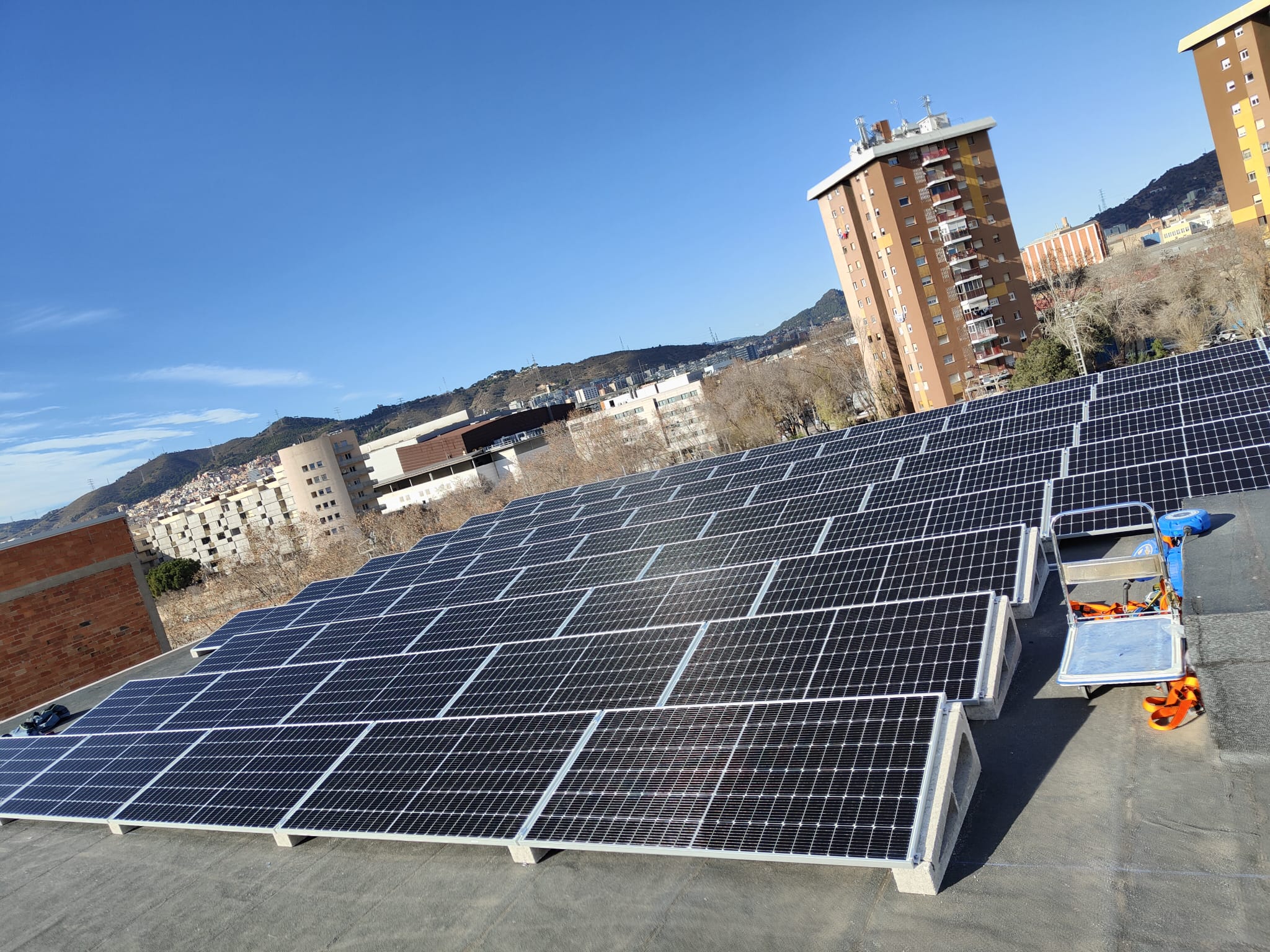 La instalación de paneles solares permite aprovechar la energía del sol y convertirla en electricidad renovable