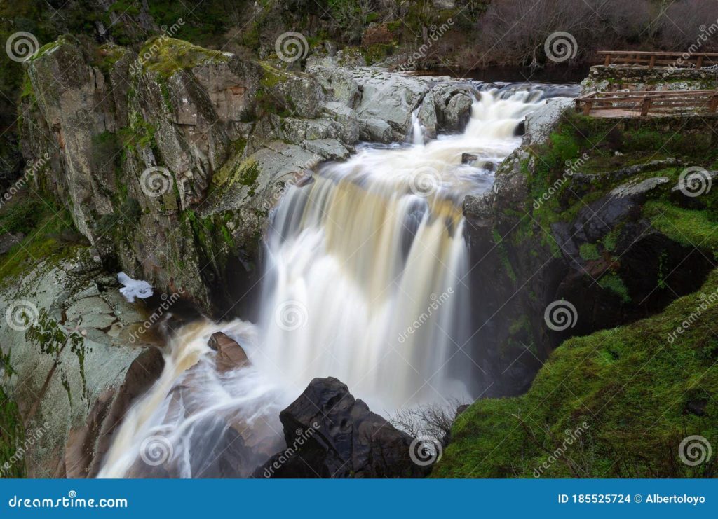 cascada-de-pozo-los-humos-salamanca-provincia-espana-la-185525724