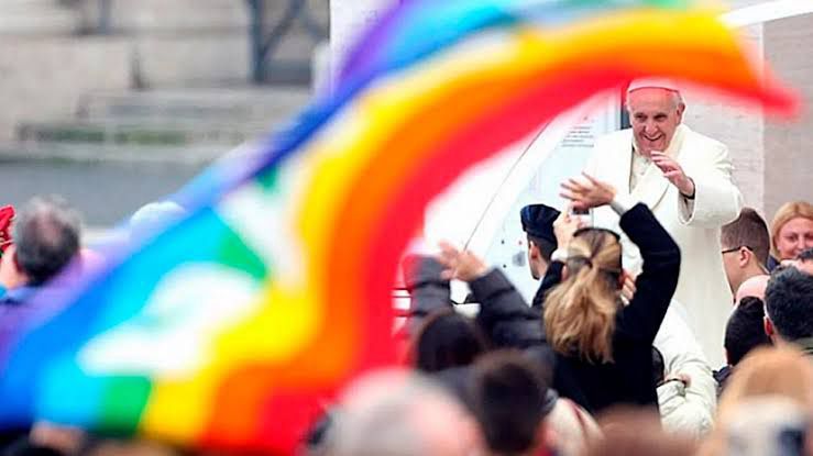 El Papa autoriza bendecir a parejas gays pero será cada obispo el que decidirá