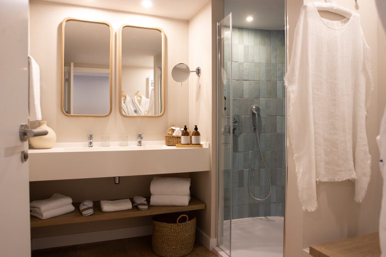 METT_MARBELLA_DELUXE_BATHROOM-768&#215;512