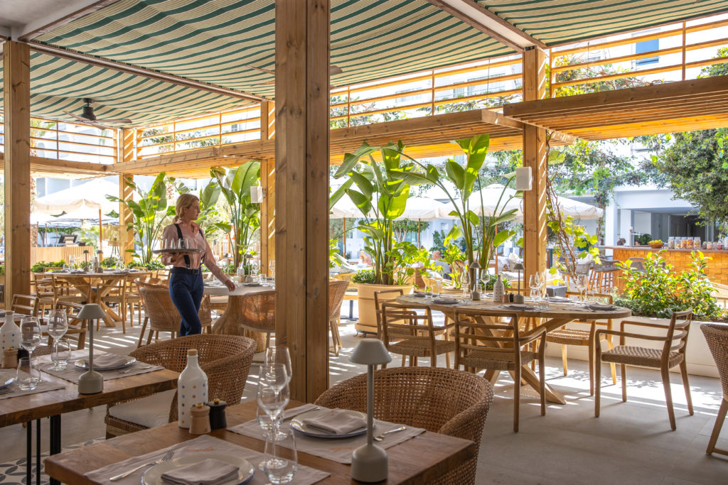 METT_MARBELLA_ISOLA_TERRACE_WAITRESS_WALKING2