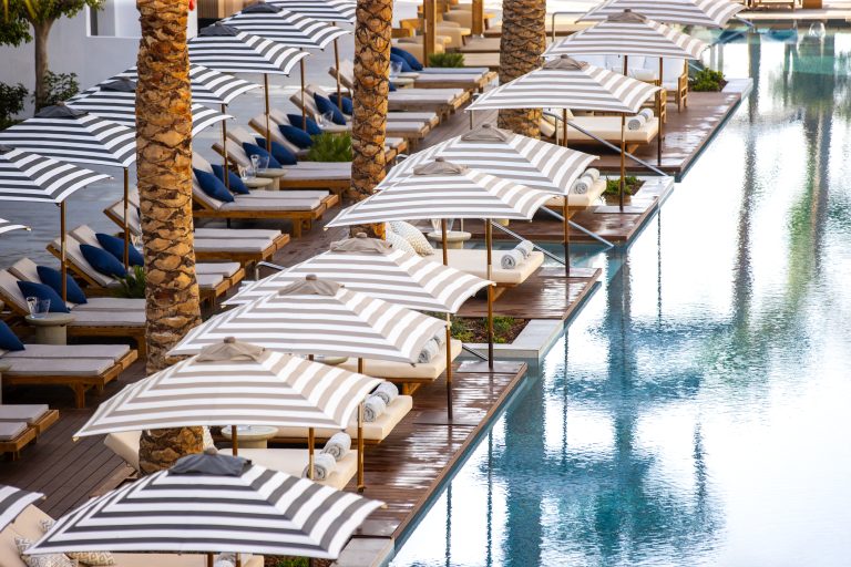 METT_MARBELLA_POOL_UMBRELLA_VIEW-768&#215;512