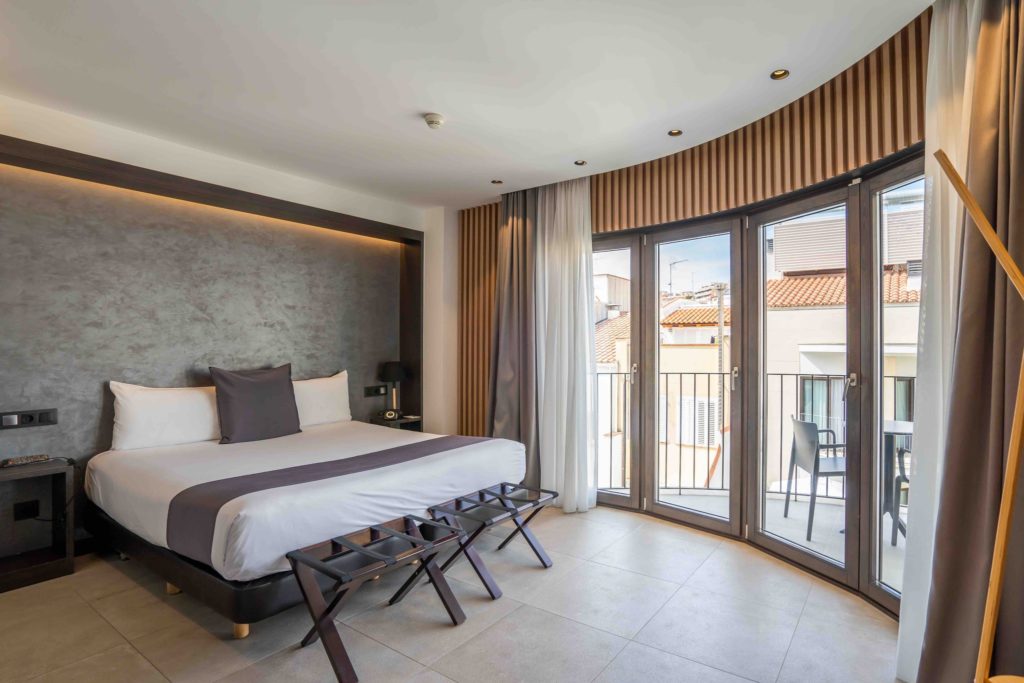 habitación con amplico balcón-vila arenys