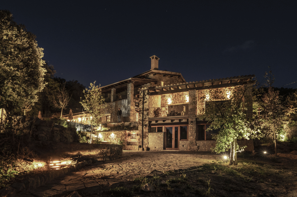 Mas-Campassol-noche-desde-fuente-min