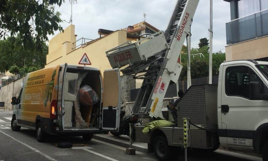 Grúas elevadoras en Badalona_Megatransmudanzas
