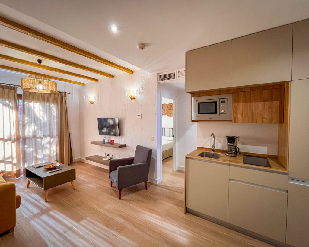 apartamentos salón con cocina integrada_la Espadaña Aparthotel
