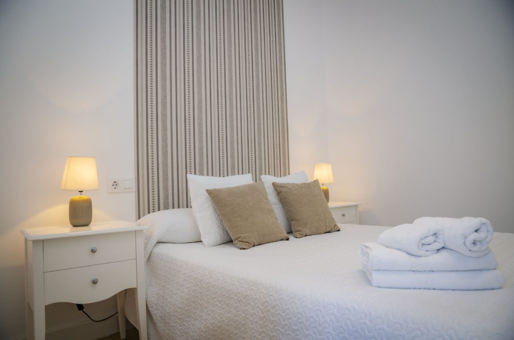 habitación 101 individual cama matrimonio_hotel Restaurante Benalup Golf