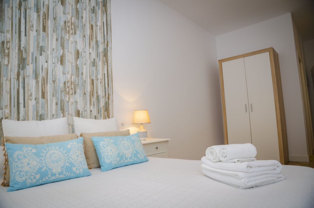 habitación 102 individual cama matrimonio_Hostal Restaurante Benalup Golf
