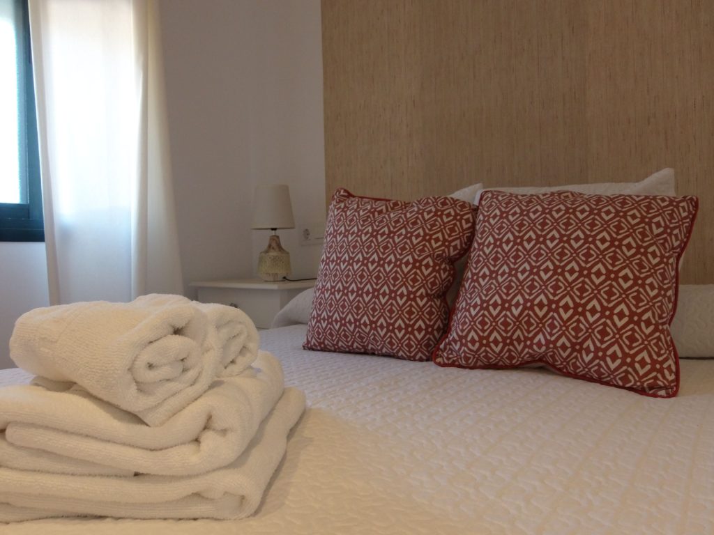 habitación 103 individual cama matrimonio_Hostal Restaurante Benalup Golf